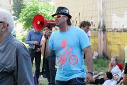 Знесення кіоску на Троєщині перетворилося на драматичне дійство