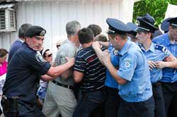 Знесення кіоску на Троєщині перетворилося на драматичне дійство