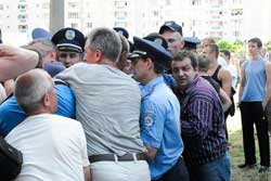 Знесення кіоску на Троєщині перетворилося на драматичне дійство