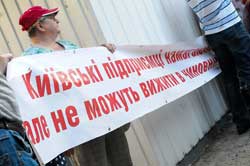 Знесення кіоску на Троєщині перетворилося на драматичне дійство