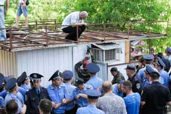 Знесення кіоску на Троєщині перетворилося на драматичне дійство