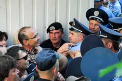 Знесення кіоску на Троєщині перетворилося на драматичне дійство