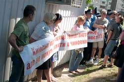 Знесення кіоску на Троєщині перетворилося на драматичне дійство