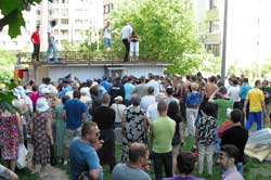 Знесення кіоску на Троєщині перетворилося на драматичне дійство