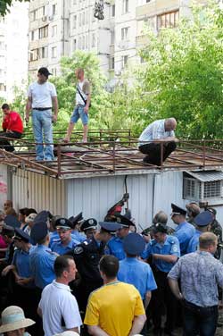 Знесення кіоску на Троєщині перетворилося на драматичне дійство