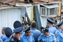 Знесення кіоску на Троєщині перетворилося на драматичне дійство