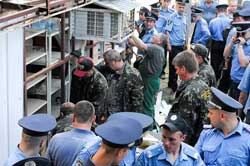 Знесення кіоску на Троєщині перетворилося на драматичне дійство