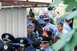 Знесення кіоску на Троєщині перетворилося на драматичне дійство