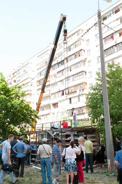 Знесення кіоску на Троєщині перетворилося на драматичне дійство