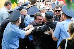 Знесення кіоску на Троєщині перетворилося на драматичне дійство