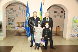 14 березня до ліцею-інтернату завітали представники «Громадянського Корпусу» в Голосіївському районі Сергій Гайдай, в Шевченківському районі В’ячеслав Богачик, які вручили кадетам та панянкам з 1-2 класів вручили школярам ласощі та подарунки виробництва ТОВ «Імперія продуктів» (партнер «Громадянського Корпусу»).