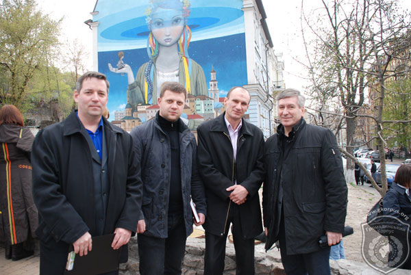 На Андріївському узвозі завершили 15-метрове графіті «Відродження»