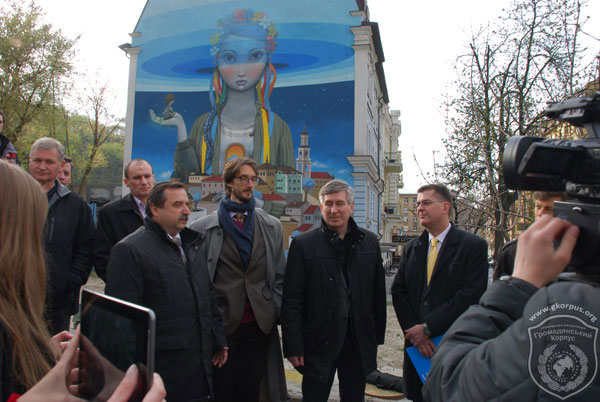 На Андріївському узвозі завершили 15-метрове графіті «Відродження»