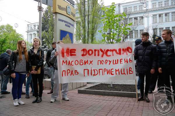 Противники МАФів та підприємці з’ясовували стосунки коло Шевченківської РДА