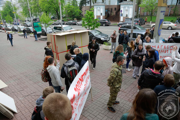 Противники МАФів та підприємці з’ясовували стосунки коло Шевченківської РДА