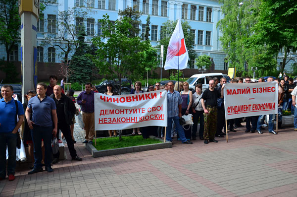 20 травня 2014 року о 09.30, біля приміщення Шевченківської РДА, (вул. Богдана Хмельницького, 24), представники ГС Асоціаціі «ЦЕНТР», до якої входить наш партнер ГО «Правозахист», провели демонстрацію. Метою заходу було  врегулювання складної ситуації, що склалася у сфері малого та середнього бізнесу міста Києва, а також для виявлення активної позиції щодо дій представників влади по відношенню до підприємців.