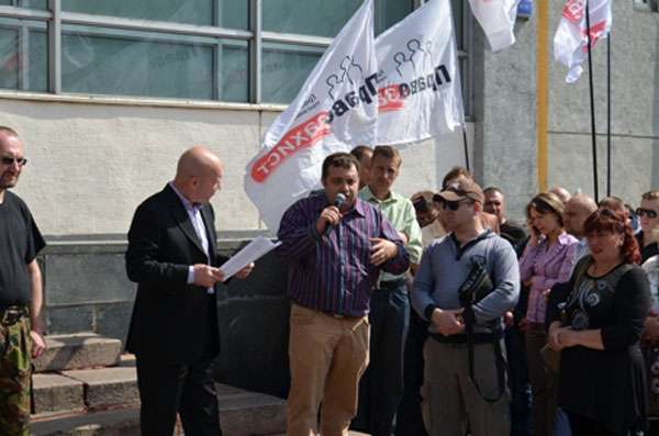 20 травня 2014 року о 09.30, біля приміщення Шевченківської РДА, (вул. Богдана Хмельницького, 24), представники ГС Асоціаціі «ЦЕНТР», до якої входить наш партнер ГО «Правозахист», провели демонстрацію. Метою заходу було  врегулювання складної ситуації, що склалася у сфері малого та середнього бізнесу міста Києва, а також для виявлення активної позиції щодо дій представників влади по відношенню до підприємців.