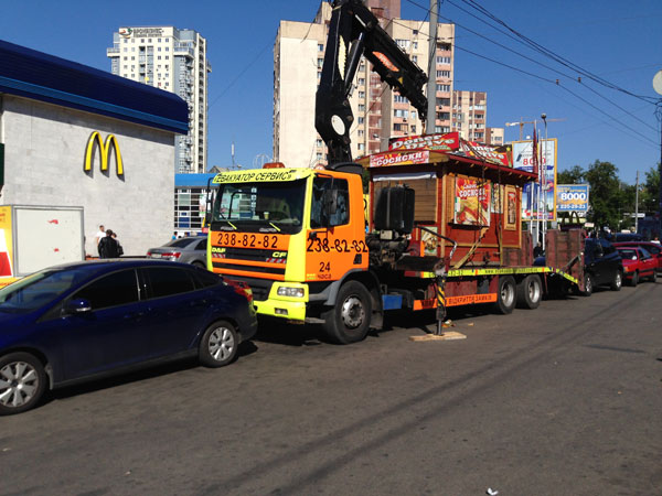 На Лук'янівці знову продовжується практика незрозумилих нічних демонтажів