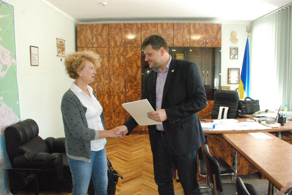 Голова Дарницької районної у м. Києві державної адміністрації Геннадій Сінцов вручив подяку активному учаснику ГО "Громадянський Корпус" Вірі Тидень. Також Віру Іванівну привітав член Правління ГО "Громадянський Корпус", представник організації у Дарницькому районі Олег Тесленко.