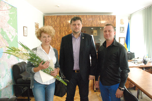 Голова Дарницької районної у м. Києві державної адміністрації Геннадій Сінцов вручив подяку активному учаснику ГО "Громадянський Корпус" Вірі Тидень. Також Віру Іванівну привітав член Правління ГО "Громадянський Корпус", представник організації у Дарницькому районі Олег Тесленко.