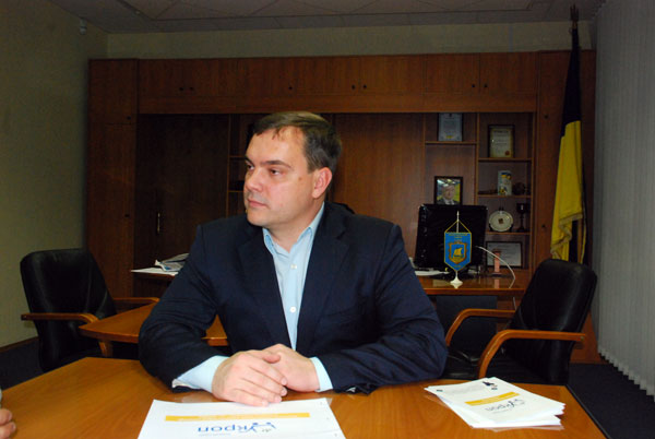 Ярослав Горбунов на власному досвіді знайомий з потребами мешканців Дніпровського району, з проблемами бізнесу, адже багато років займається громадсько-політичною діяльністю, пройшов шлях від депутата Дніпровської райради та заступника голови Дніпровської райдержадміністрації до керівника цього, одного з найбільших районів столиці. До вашої уваги – розповідь Ярослава Горбунова про нинішню ситуацію у Дніпровському районі.