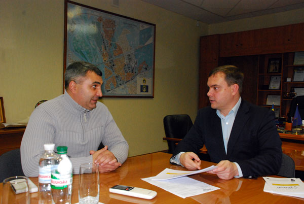 Ярослав Горбунов на власному досвіді знайомий з потребами мешканців Дніпровського району, з проблемами бізнесу, адже багато років займається громадсько-політичною діяльністю, пройшов шлях від депутата Дніпровської райради та заступника голови Дніпровської райдержадміністрації до керівника цього, одного з найбільших районів столиці. До вашої уваги – розповідь Ярослава Горбунова про нинішню ситуацію у Дніпровському районі.